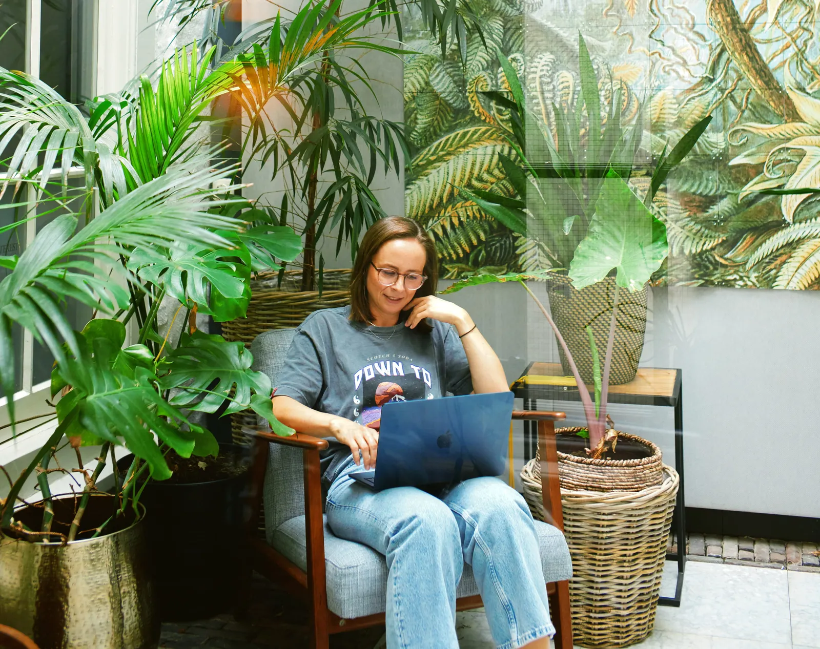 Een collega aan het bellen omgeven door planten