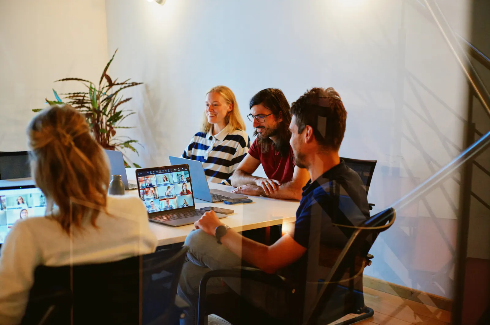 Een team in (hybride) overleg