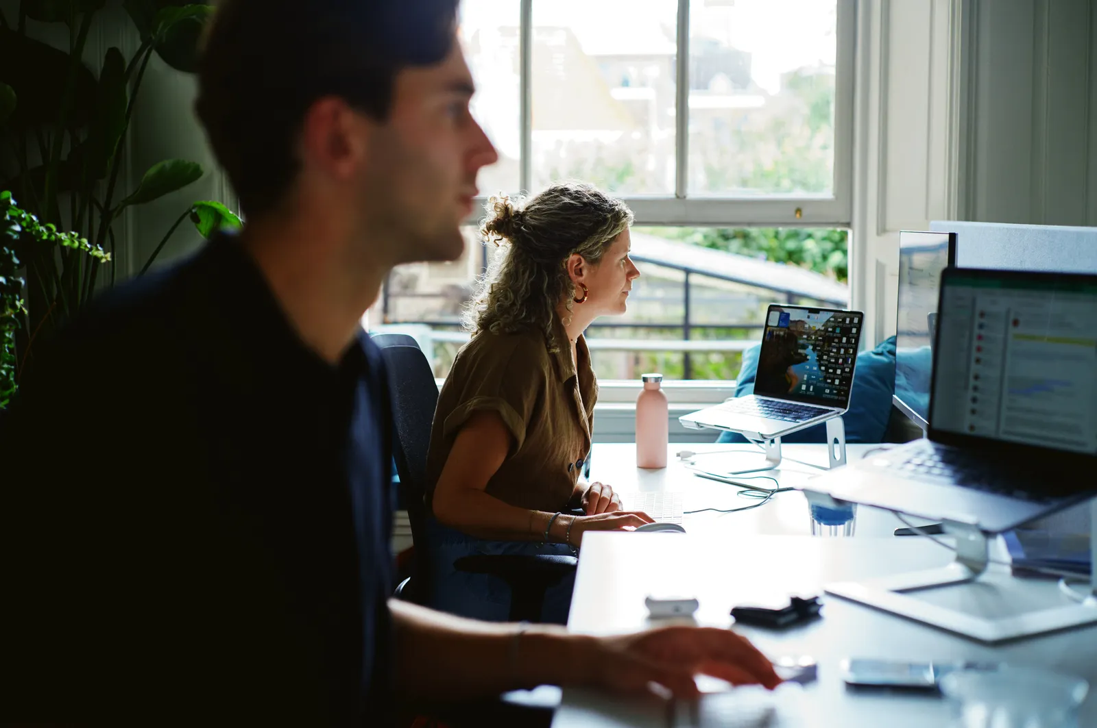 Twee collega's aan het werk achter hun PC