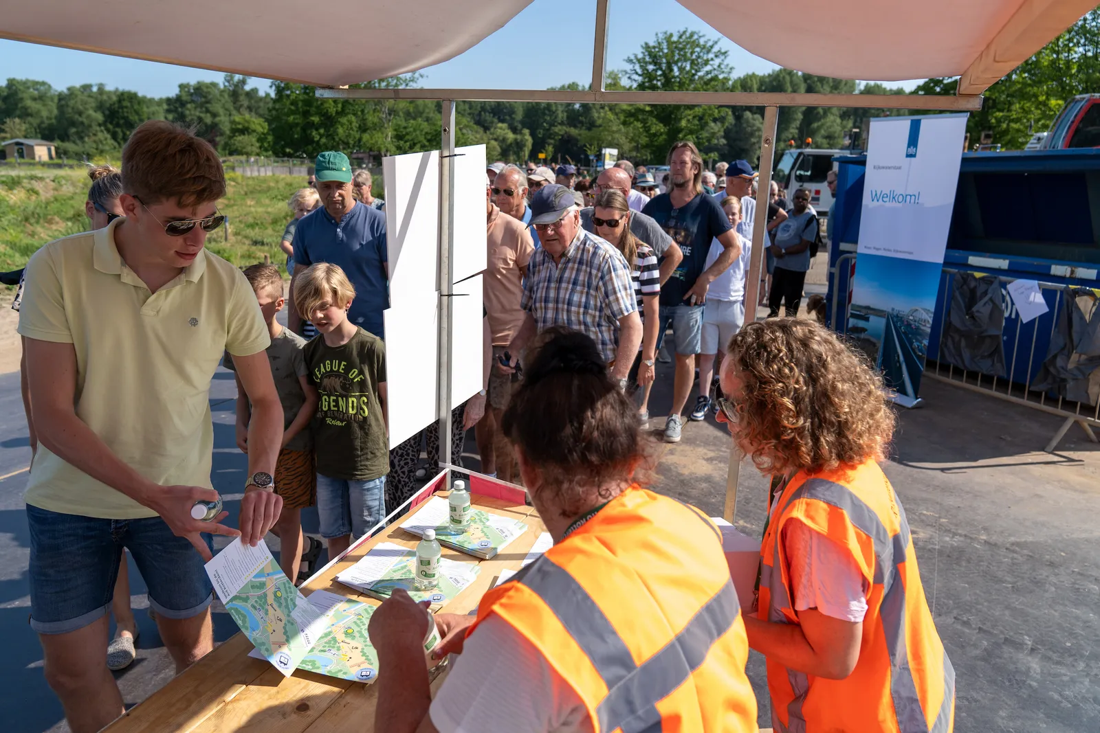 Bewoners staan bij een informatiekraam