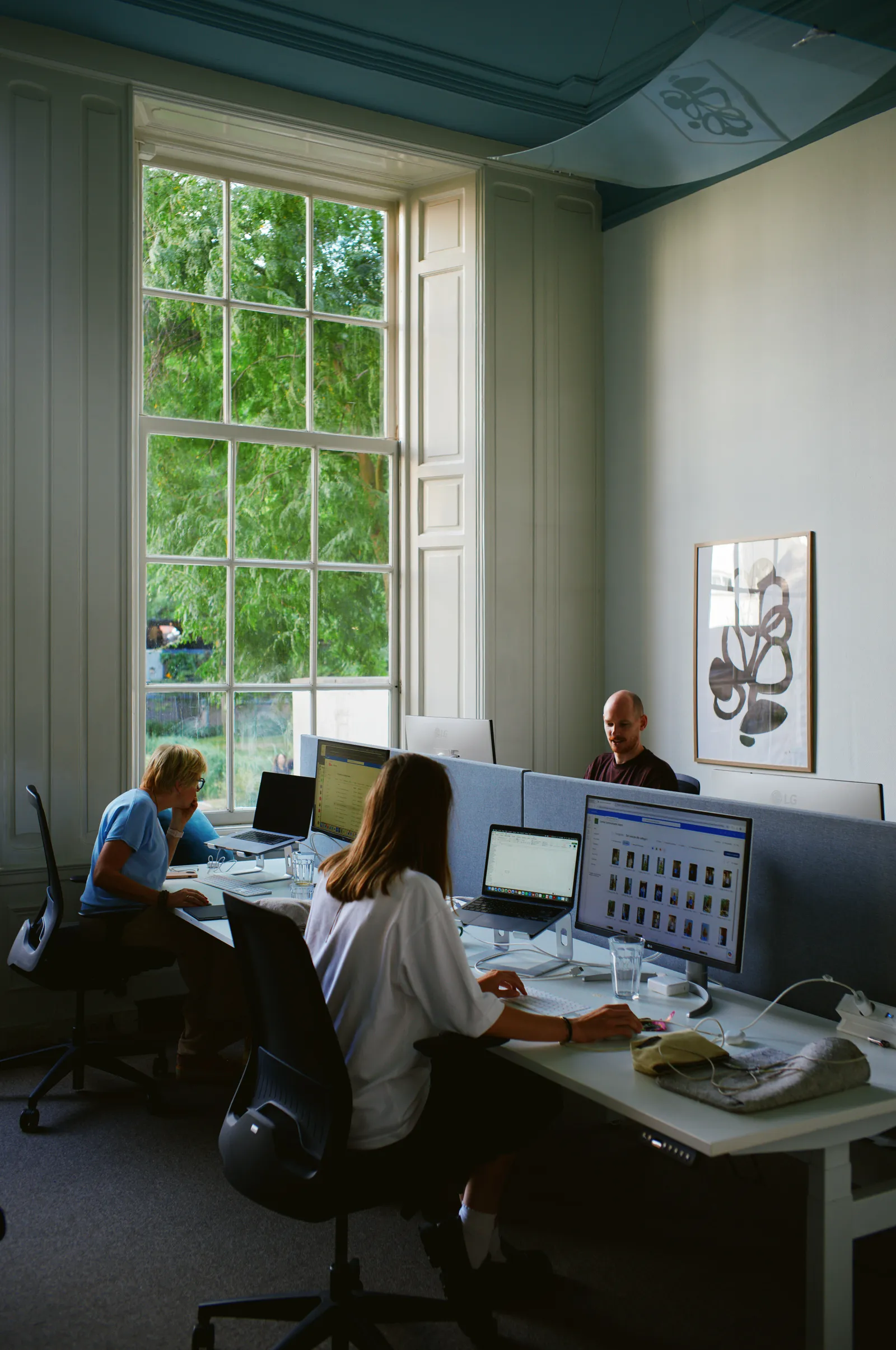 Collega in het werk achter de computer